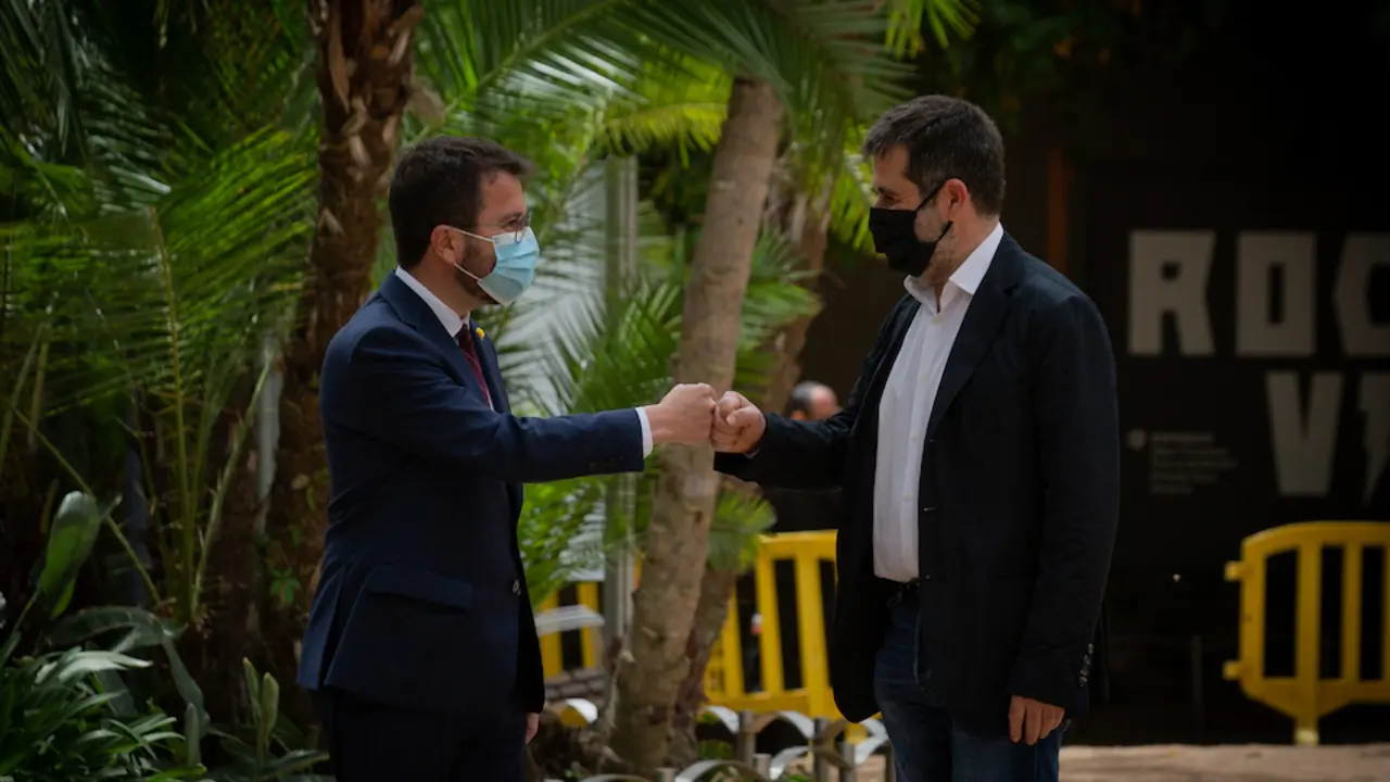 El president de la Generalitat en funciones, Pere Aragon&egrave;s (i) y el secretario general de Junts, Jordi S&agrave;nchez (d) durante su acuerdo en los jardines del Palau Robert, a 17 de mayo de 2021, en Barcelona, Catalunya (Espa&ntilde;a). ERC y Junts han cerrado un principio de acuerdo para desencallar la investidura del candidato republicano a la Presidencia de la Generalitat, Pere Aragon&egrave;s, y formar un Govern de coalici&oacute;n, por lo que evitar&aacute;n la repetici&oacute;n electoral. Lo han anunciado este lunes, a falta de nueve d&iacute;as para agotar el plazo de la investidura y despu&eacute;s de tres meses desde las elecciones catalanas del 14 de febrero, en los que las negociaciones entre ambos partidos se han bloqueado en varias ocasiones.
17 MAYO 2021;JUNTS PER CATALUNYA;ERC;ELECCIONES;GENERALITAT;PRESIDENT
David Zorrakino / Europa Press
17/5/2021