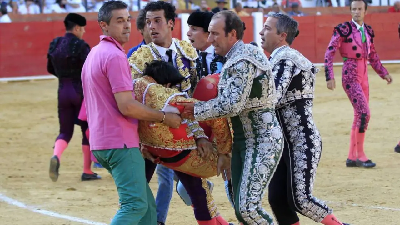 V&iacute;ctor Barrio, instantes despu&eacute;s de sufrir la cogida mortal en Teruel en 2016. ANTONIO GARCIA EFE