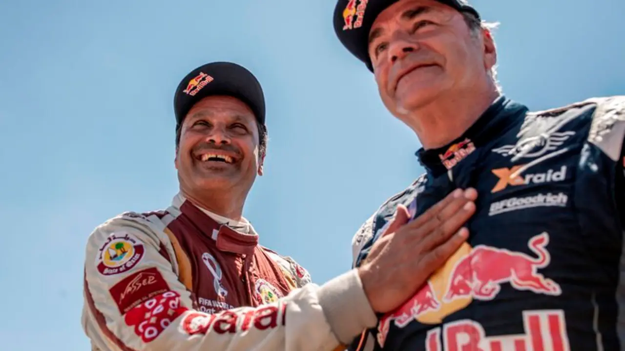 El piloto catar&iacute; Nasser Al-Attiyah, y el piloto Carlos Sainz (d), primer y segundo clasificado respectivamente, tras la cuarta etapa del Rally Andaluc&iacute;a 2021, prueba de preparaci&oacute;n para el Dakar 2022. EFE/ Brais Lorenzo