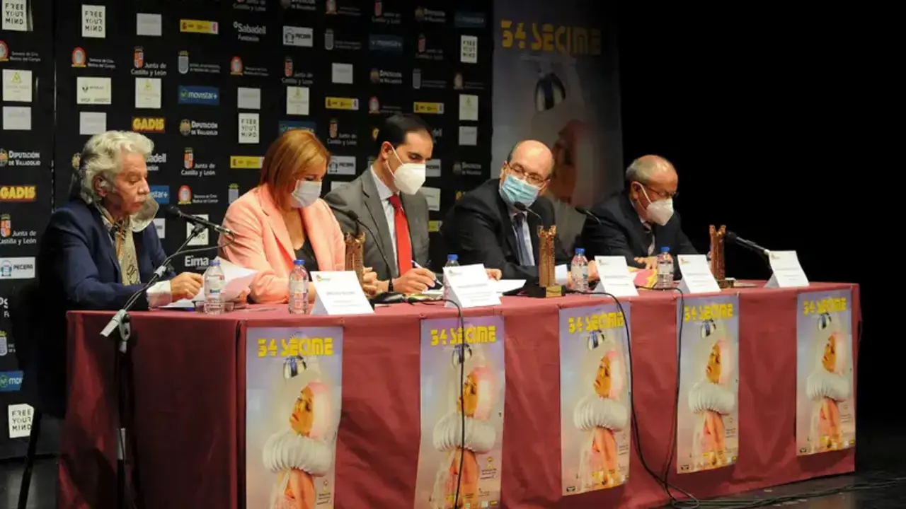 Emiliano Allende, director de la Semana de Cine de Medina del Campo; Inmaculada Toledano, diputada delegada del Servicio de Promoci&oacute;n Agroalimentaria y Consumo de la Diputaci&oacute;n de Valladolid; Guzm&aacute;n G&oacute;mez Alonso, alcalde de Medina del Campo; Jos&eacute; Ram&oacute;n Gonz&aacute;lez, director general de Pol&iacute;ticas Culturales de la Junta de Castilla y Le&oacute;n, y Emilio &Aacute;lvarez Villaz&aacute;n, subdelegado del Gobierno en Valladolid, durante la presentaci&oacute;n de la 34 Semana de Cine de Medina del Campo (Valladolid)SEMANA CINE MEDINA DEL CAMPO