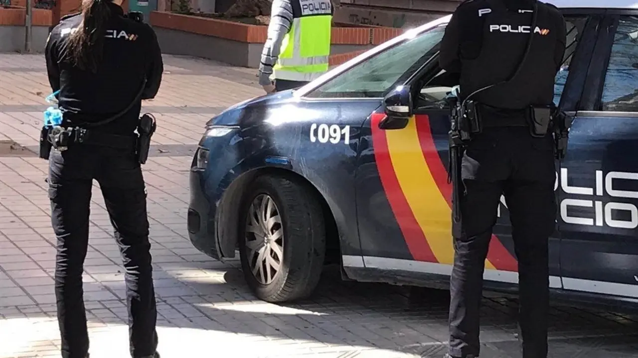 Archivo - Varios agentes de la Polic&iacute;a Nacional en una imagen de archivo.