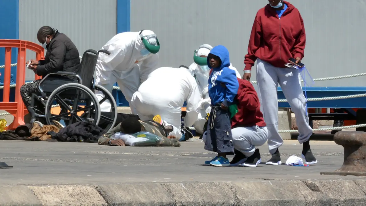 Personal de Salvamar Alpheratz atienden a migrantes procedentes de una patera en el Puerto de los Cristianos, en Tenerife, Canarias (Espa&ntilde;a), a 26 de marzo de 2021. Dos mujeres y un hombre han muerto y otras 41 personas han sido rescatadas del mar con vida tras volcar una patera junto a la costa de Por&iacute;s de Abona, en Tenerife, cuando una embarcaci&oacute;n de rescate se dispon&iacute;a a recogerlos. La Salvamar Alpheratz, la primera embarcaci&oacute;n de rescate en llegar a la zona ha acudido al puerto de Los Cristianos, donde ha encontrado un fallecido y 36 supervivientes (30 varones, cuatro ni&ntilde;os y un beb&eacute;).
PATERA;FALLECIDOS;INMIGRANTES;BARCO;CANARIAS;ILEGALES
Europa Press
  (Foto de ARCHIVO)
26/3/2021