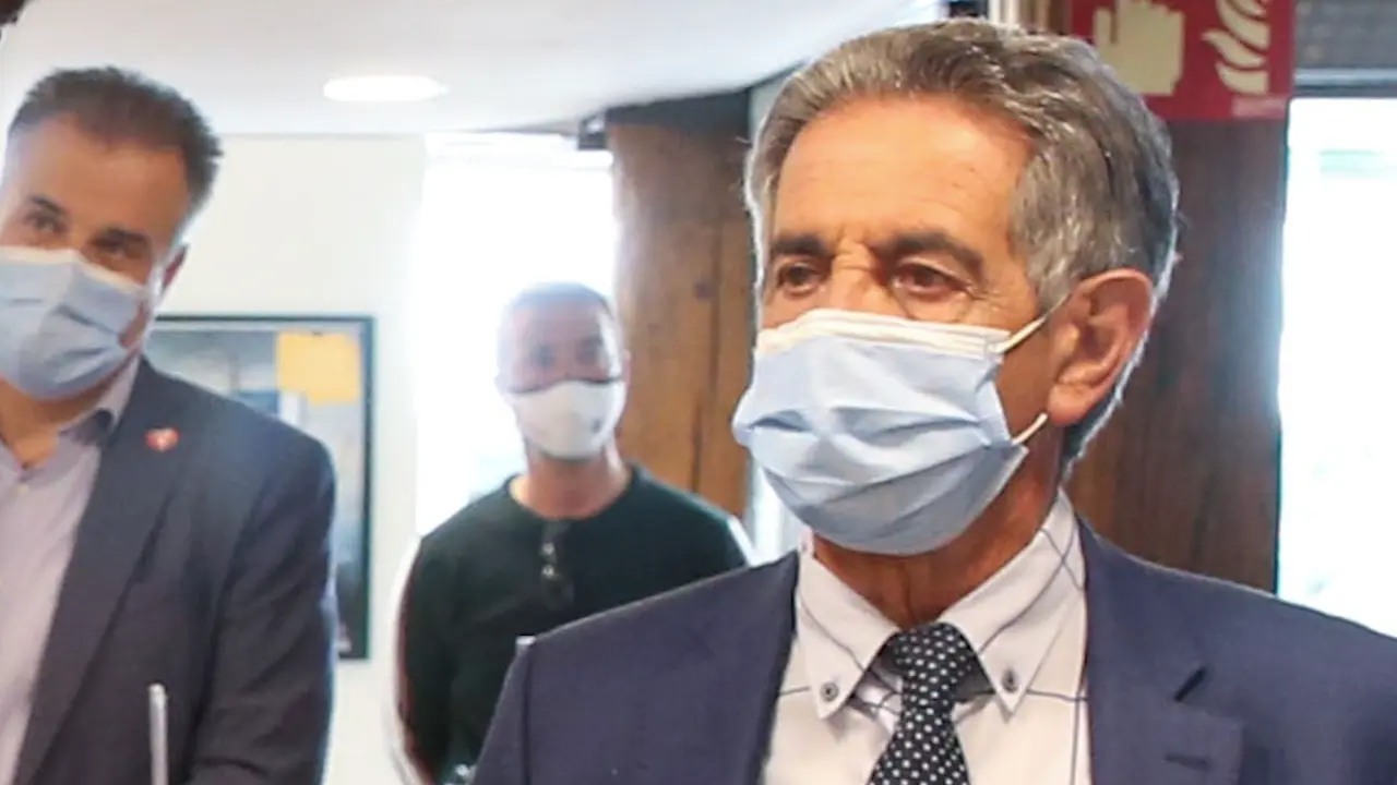 El presidente de Cantabria, Miguel &Aacute;ngel Revilla, asiste a la inauguraci&oacute;n de la Casa del Libro./ ALERTA