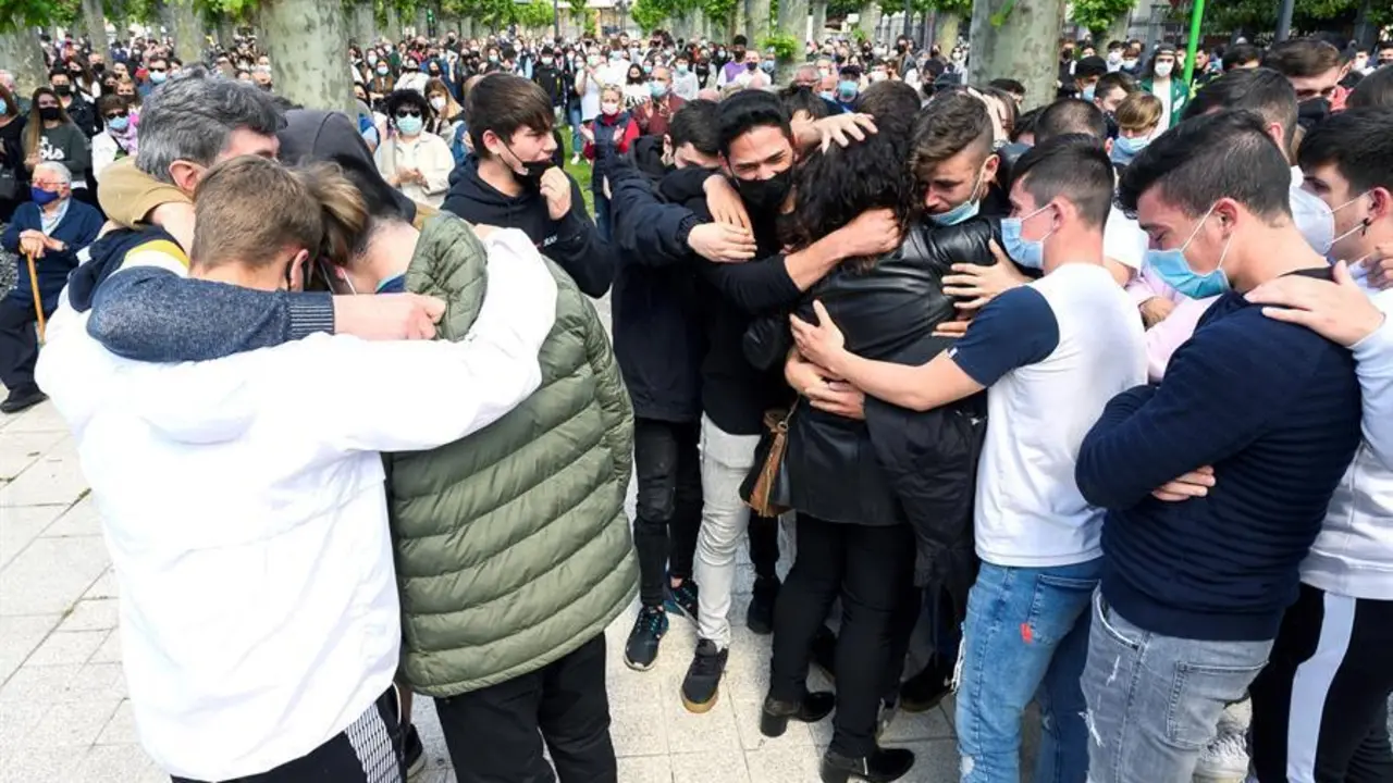 Los padres y familiares de Mario Fuentes, el joven c&aacute;ntabro de 19 a&ntilde;os que muri&oacute; este domingo apu&ntilde;alado en Le&oacute;n, abrazan a sus amigos durante el acto en el que unas 2.000 personas han guardado un sentido minuto de silencio frente al Ayuntamiento, este martes en la localidad c&aacute;ntabra de Colindres.EFE/Pedro Puente Hoyos