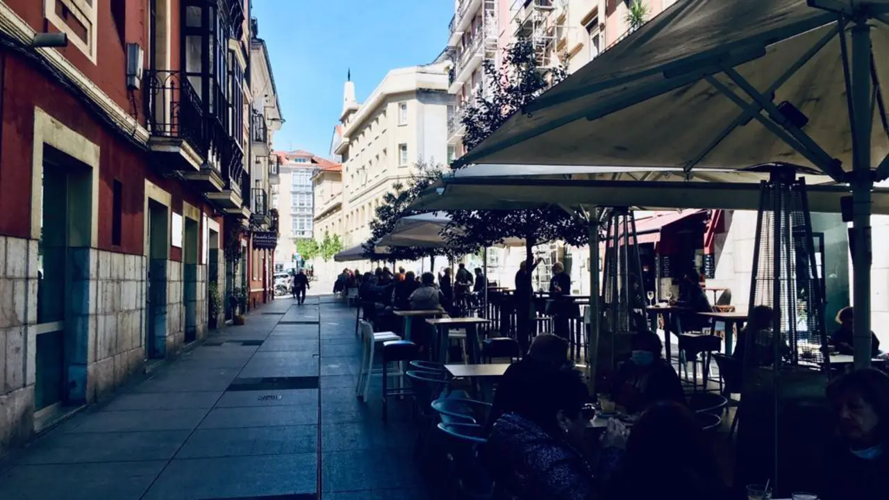 Una terraza del centro de Santander. / S. D&Iacute;AZ