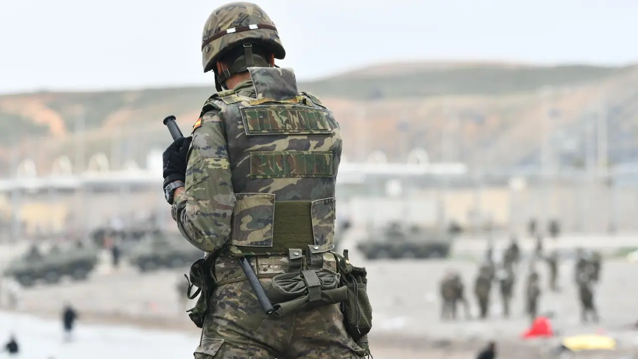Un militar del ej&eacute;rcito espa&ntilde;ol vigila durante las devoluciones en caliente que est&aacute;n efectuando a los migrantes que han entrado en Ceuta procedente de Marruecos