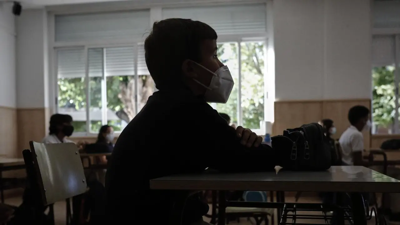 Archivo - Un ni&ntilde;o con mascarilla en un aula del Colegio Privado Alameda de Osuna en el primer d&iacute;a del curso escolar 2020-2021, en Madrid (Espa&ntilde;a) a 7 de septiembre de 2020. Los colegios p&uacute;blicos comenzar&aacute;n ma&ntilde;ana, 8 de septiembre, las clases de forma esca
