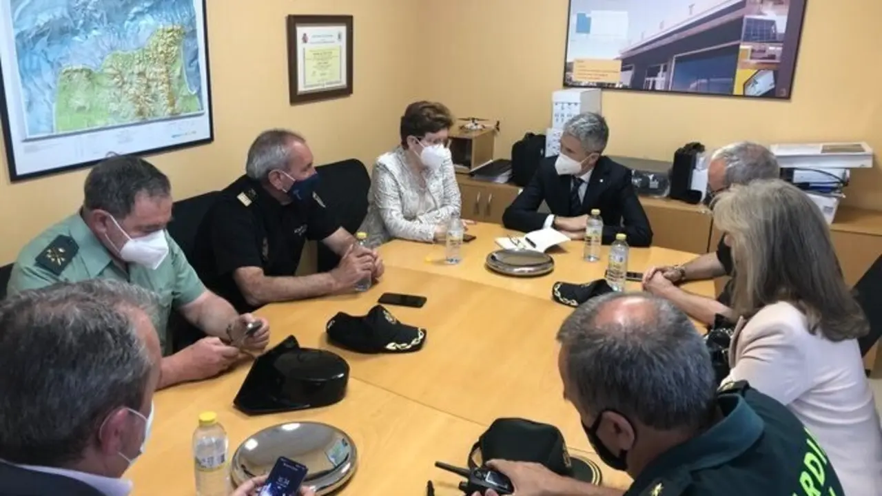 El ministro Fernando Grande-Marlaska se re&uacute;ne con la delegada del Gobierno en Ceuta y los mandos policiales para analizar la crisis migratoria
