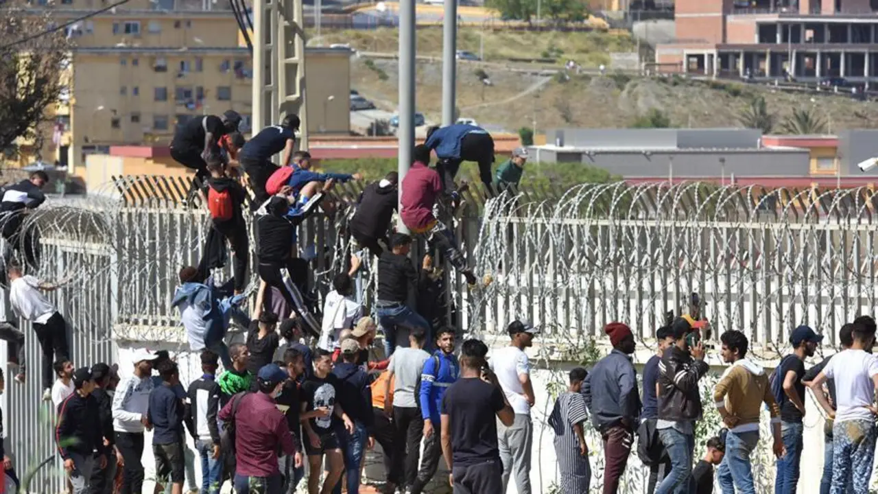 Migrantes escalan la valla en la ciudad norte&ntilde;a de Fnideq en un intento de cruzar la frontera de Marruecos al enclave espa&ntilde;ol de Ceuta, en el norte de &Aacute;frica 18 de mayo de 2021. En poco m&aacute;s de 24 horas, un total de casi 8.000 personas han entrado por mar en la ciudad espa&ntilde;ola de Ceuta, situada en la costa norteafricana, y cientos de migrantes siguen intent&aacute;ndolo. Las autoridades espa&ntilde;olas han desplegado al ej&eacute;rcito para patrullar en la frontera que separa Ceuta en el lado espa&ntilde;ol del lado marroqu&iacute;, en un intento de controlar esta &uacute;ltima oleada de intentos de entrada. (Marruecos, Espa&ntilde;a) EFE/EPA/JALAL MORCHIDI

Traducci&oacute;n realizada con la versi&oacute;n gratuita del traductor www.DeepL.com/Translator