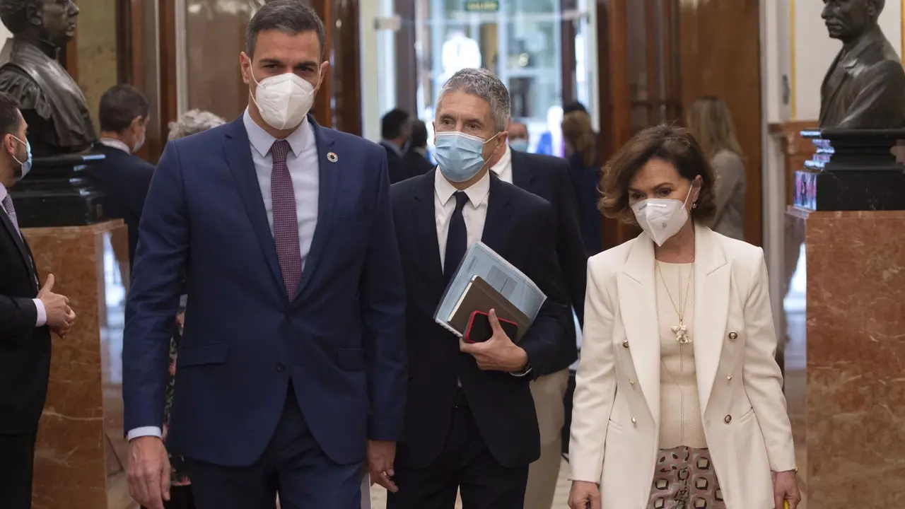 El ministro del Interior, Fernando Grande-Marlaska, llega al Congreso junto al presidente Pedro S&aacute;nchez y la vicepresidenta Carmen Calvo