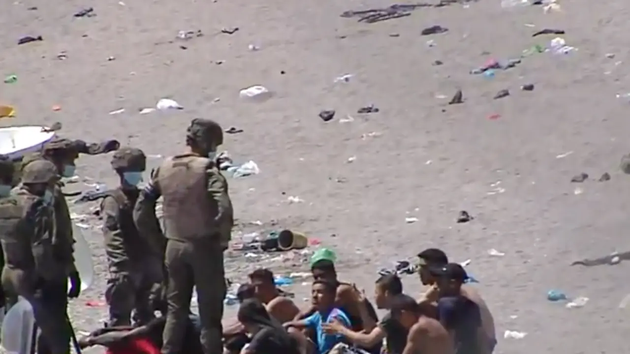 El ej&eacute;rcito espa&ntilde;ol colaboran en las devoluciones en caliente que est&aacute;n efectuando a los migrantes que han entrado en Ceuta. / EFE