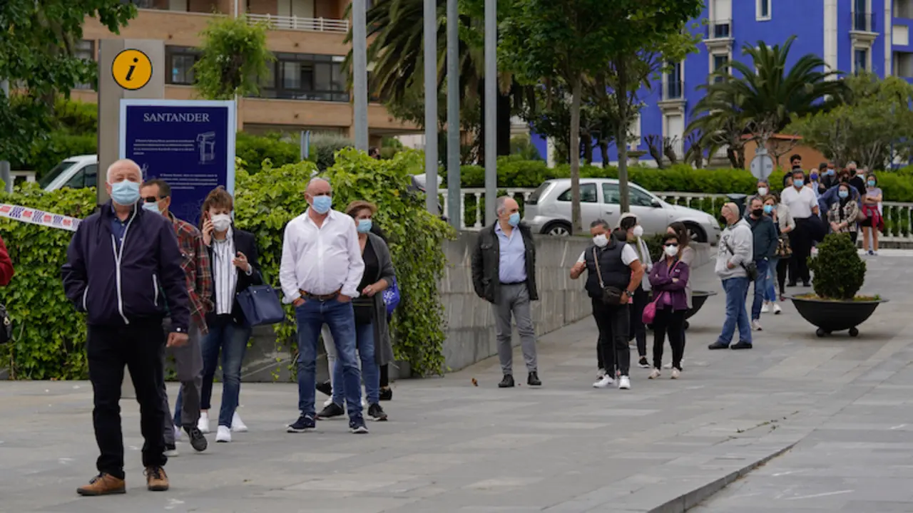 Varias personas esperar para recibir la dosis de la vacuna contra el coronavirus en el Palacio de Exposiciones de Santander. / HARDY