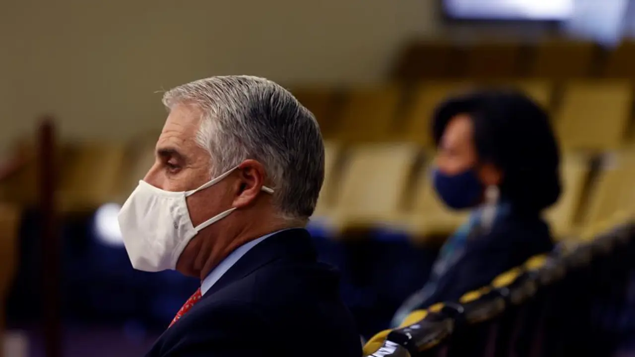 El actual consejero delegado de Unicredit, Andrea Orcel (i), durante el juicio por la demanda contra el Banco Santander, entidad a la que reclama casi 80 millones de euros por su fichaje frustrado como "n&uacute;mero dos", que ha comenzado este mi&eacute;rcoles en el juzgado de Primera Instancia n&uacute;mero 46 de Madrid. La presidenta del Grupo, Ana Patricia Bot&iacute;n (d), acude como testigo. EFE/J.J. Guill&eacute;n