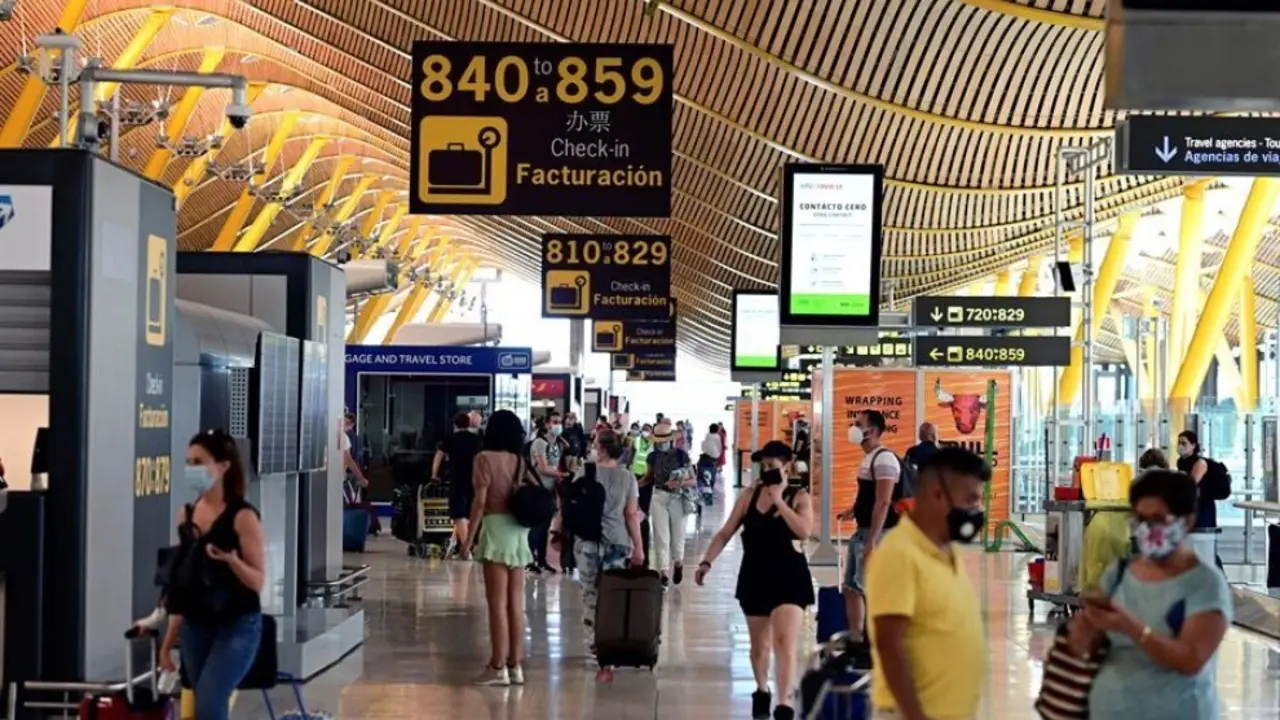 Varios turistas por el aeropuerto Adolfo Su&aacute;rez Madrid-Barajas. EFE/Chema Moya/Archivo