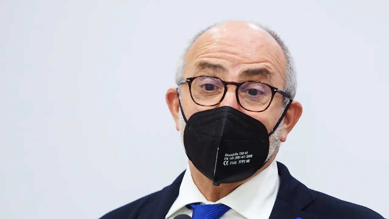 El consejero de Sanidad de Cantabria, Miguel Rodr&iacute;guez, con mascarilla - Juan Manuel Serrano