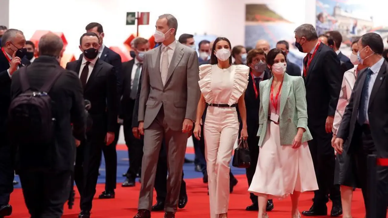 Los reyes de Espa&ntilde;a, Felipe VI (c-i) y Letizia (c-d), inauguran la a 41 edici&oacute;n de la Feria Internacional del Turismo, Fitur, acompa&ntilde;ados por la presidenta madrile&ntilde;a, Isabel D&iacute;az Ayuso (4d), entre otros, este mi&eacute;rcoles en el recinto ferial IFEMA de Madrid. EFE/Juan Carlos Hidalgo