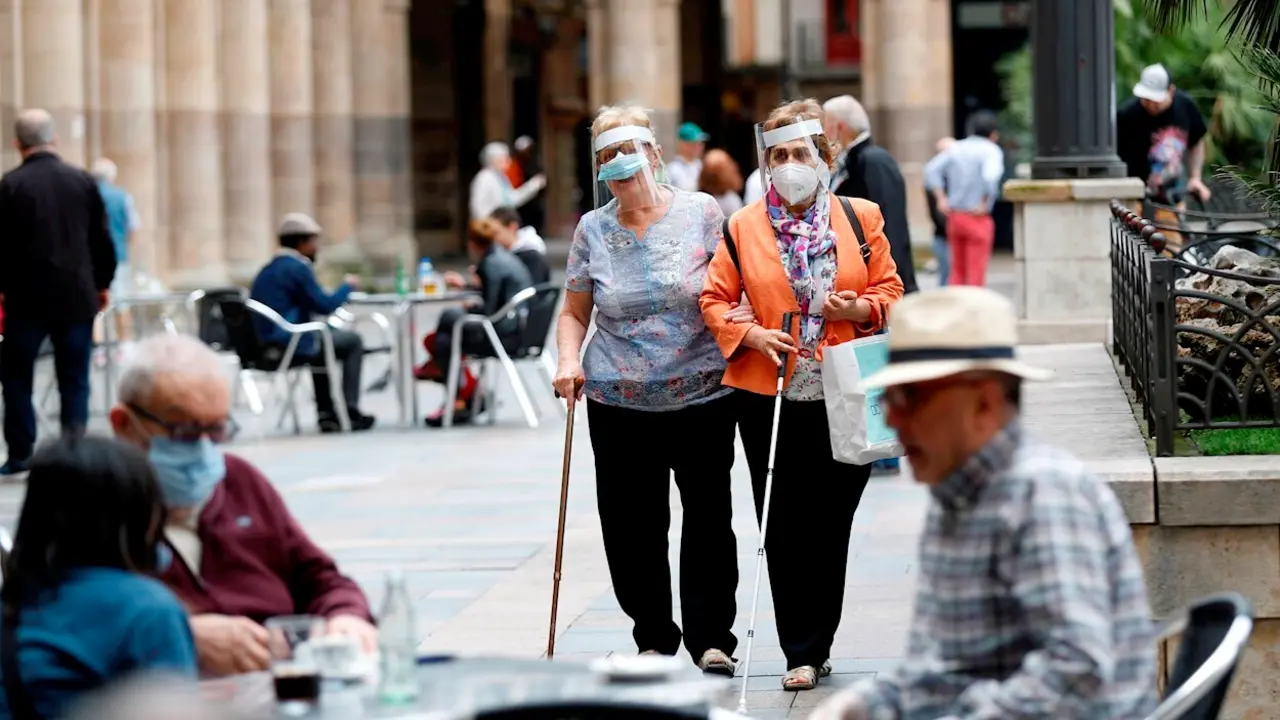 Unos clientes disfrutan de las terrazas en Bilbao. EFE/Luis Tejido/Archivo