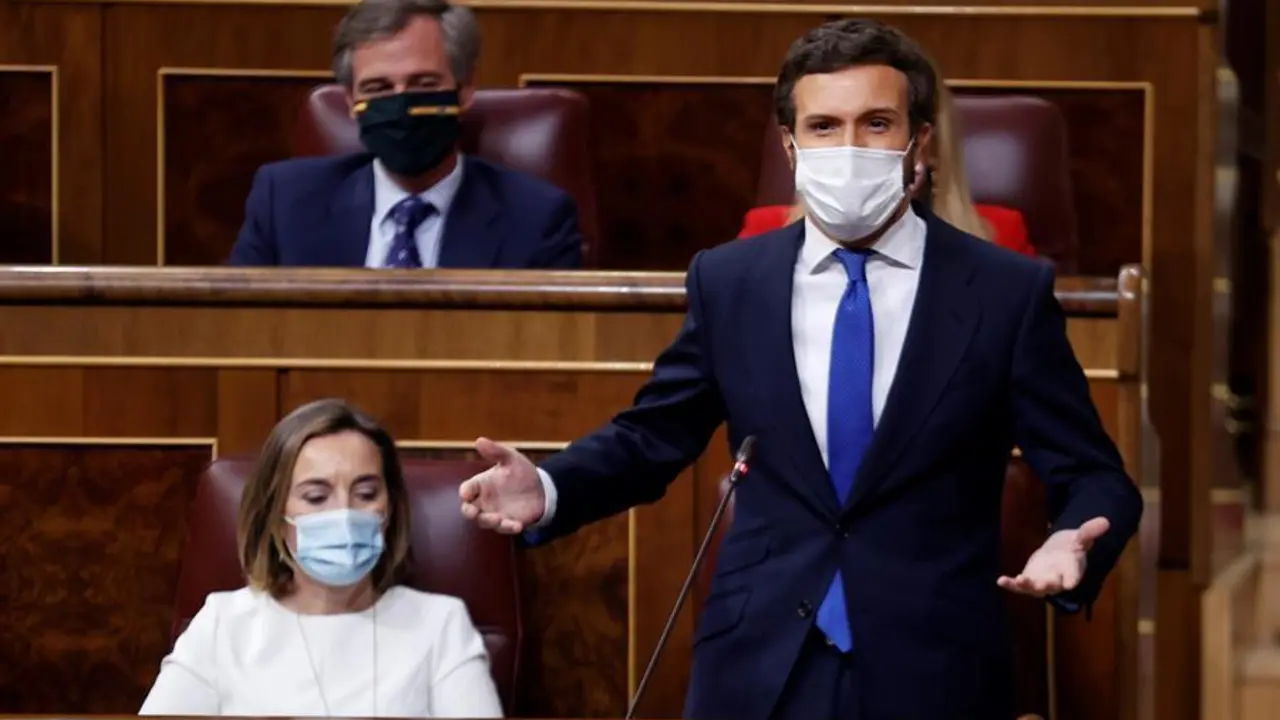 El l&iacute;der popular Pablo Casado (d) interpela al Gobierno durante una nueva sesi&oacute;n de control celebrada este mi&eacute;rcoles en el Congreso de los Diputados. EFE/Chema Moya