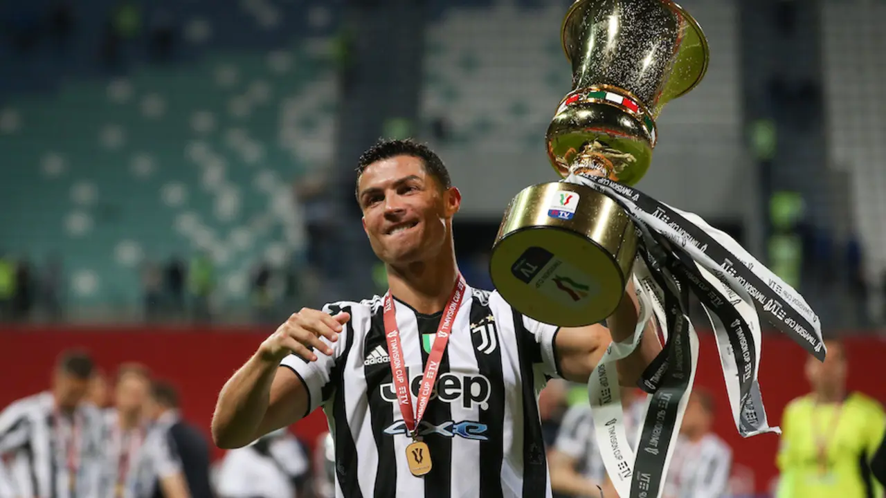 Cristiano Ronaldo, de la Juventus, celebra la victoria con el trofeo tras el final del partido de f&uacute;tbol de la final de la Coppa Italia entre el Atalanta y la Juventus en el Mapei Stadium. Foto: Jonathan Moscrop/CSM v&iacute;a ZUMA Wire/dpa
Jonathan Moscrop / CSM v&iacute;a ZUMA Wi