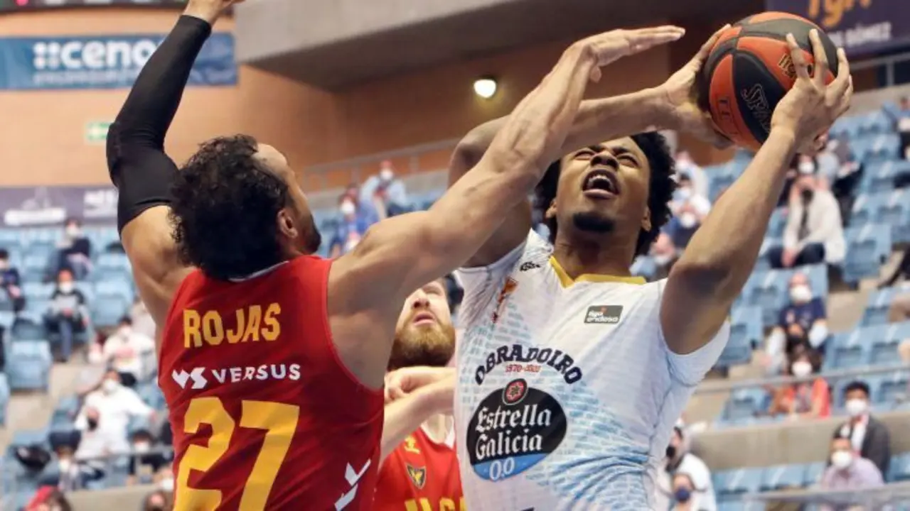 El p&iacute;vot canadiense con pasaporte armenio del Obradoiro Steven Enoch (d) trata de anotar ante la defensa de Sadiel Rojas (i), alero dominicano del UCAM Murcia, durante el partido de la jornada 37 de Liga Endesa entre Monbus Obradoiro y UCAM Murcia, este mi&eacute;rcoles en el pabell&oacute;n Multiusos Fontes do Sar en Santiago de Compostela, en el primer encuentro con p&uacute;blico de la temporada. EFE/Xo&aacute;n Rey