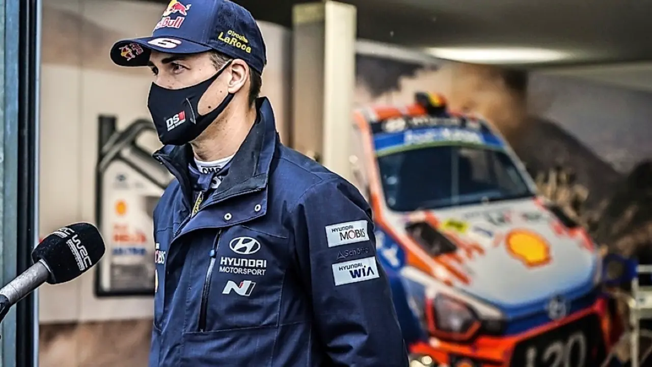 Dani Sordo, atendiendo a los medios de comunicaci&oacute;n. / ALERTA