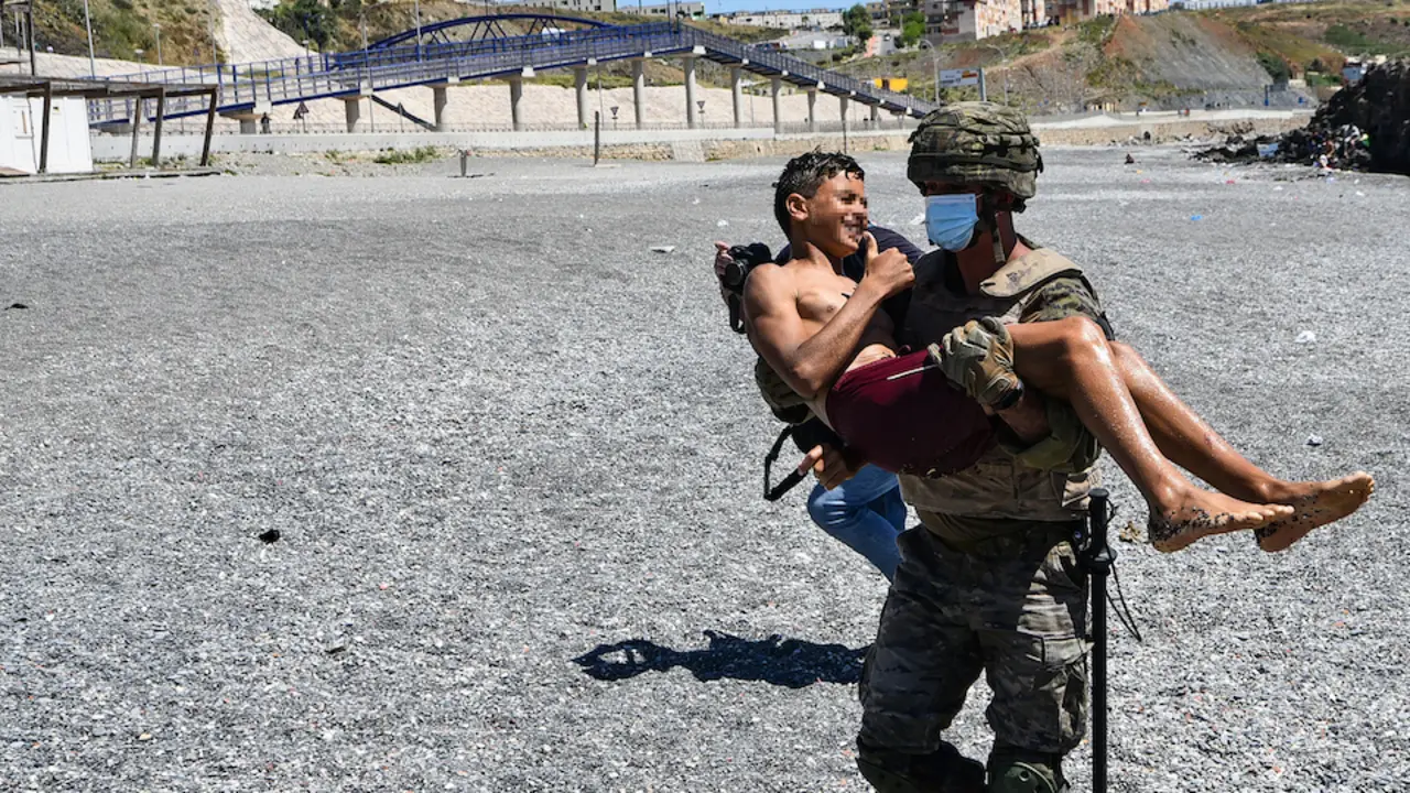 Un militar del ej&eacute;rcito espa&ntilde;ol ayuda a un menor migrante procedente de Marruecos a su llegada a Ceuta, a 19 de mayo de 2021, en Ceuta, (Espa&ntilde;a). Los intentos de llegar a Ceuta no han cesado desde el lunes y pasadas 72 horas el balance de migrantes que han llegado a territorio espa&ntilde;ol desde Marruecos es de 8.000 personas, de las cuales 4.800 han sido devueltos a su pa&iacute;s o han retornado voluntariamente a su territorio tras acceder irregularmente a la ciudad aut&oacute;noma. A la zona del entorno de la frontera del Tarajal, donde se encuentran ya desplegadas Fuerzas de Seguridad y unidades militares, han acudido durante el d&iacute;a de hoy 200 efectivos de refuerzo, 50 agentes de la Guardia Civil, y 150 polic&iacute;as nacionales est&aacute;n en alerta por si fuera necesario su colaboraci&oacute;n.
19 DE MAYO DE 2021;CEUTA;CRISIS MIGRATORIA;MENORES;NI&Ntilde;OS;MARRUECOS
Antonio Sempere / Europa Press
19/5/2021