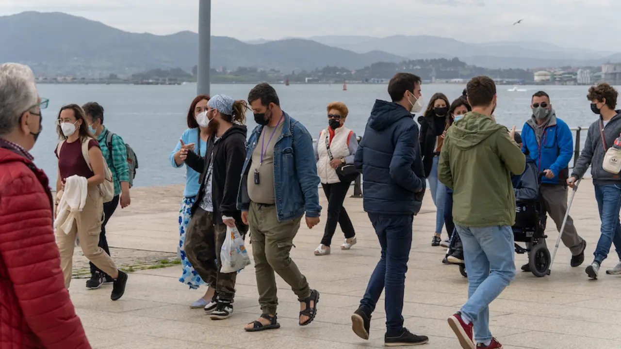 Varias personas caminan por el Paseo Pereda de Santander. / Hardy