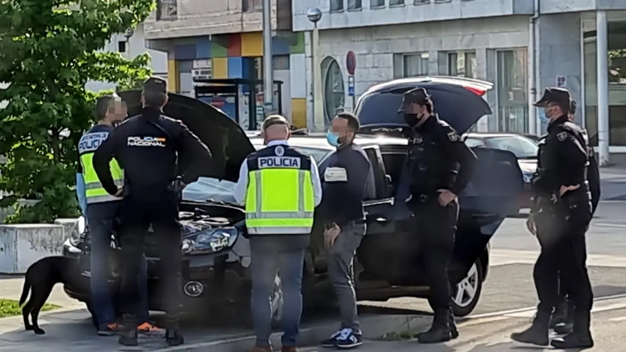Varios agentes detienen e inspeccionan un veh&iacute;culo en la Operaci&oacute;n Topo. / CNP