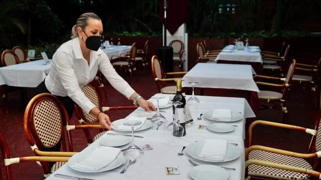 Una trabajadora de la Hosteler&iacute;a durante su jornada en un establecimiento de Santander. / Hardy