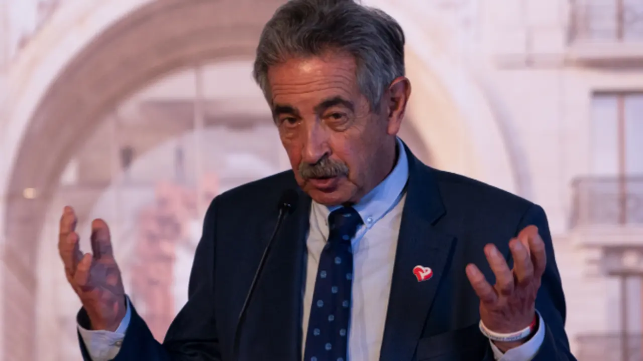 El presidente regional M. A. Revilla durante el acto de la primera piedra del Santander. / HARDY