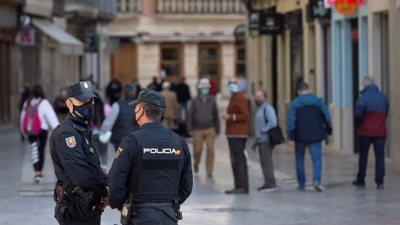 Varios polic&iacute;as vigilan las calles del centro hist&oacute;rico de M&aacute;laga que ha cerrado toda su actividad no esencial por el coronavirus. EFE/Daniel P&eacute;rez