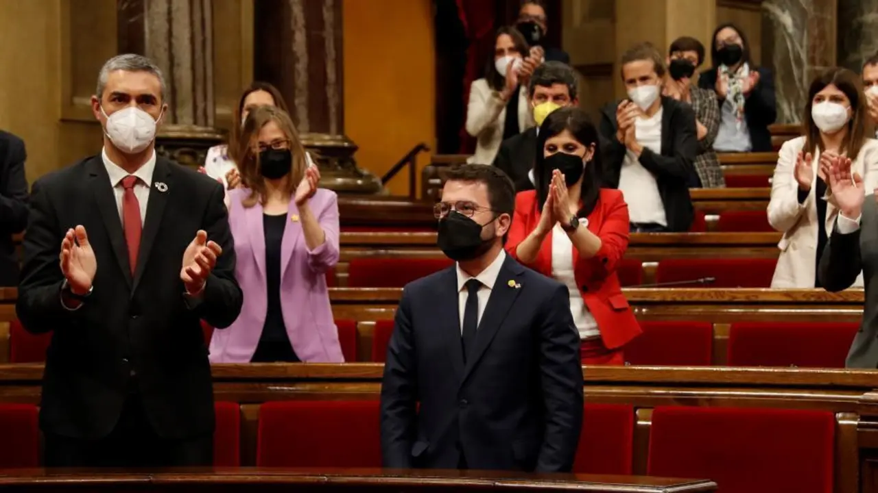 El nuevo presidente de la Generalitat, Pere Aragon&egrave;s tras ser elegido en la segunda jornada del debate de investidura celebrado en el Parlament este viernes. EFE/Alberto Est&eacute;vez