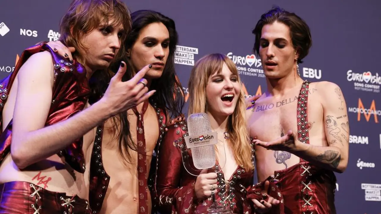 Los miembros de la banda Maneskin de Italia posan para las fotograf&iacute;as despu&eacute;s de ganar la Gran Final de la 65&ordf; edici&oacute;n del Festival de la Canci&oacute;n de Eurovisi&oacute;n (ESC) en el estadio Rotterdam Ahoy, en Rotterdam, Pa&iacute;ses Bajos, el 22 de mayo de 2021. EFE/EPA/ROBIN VAN LONKHUIJSEN