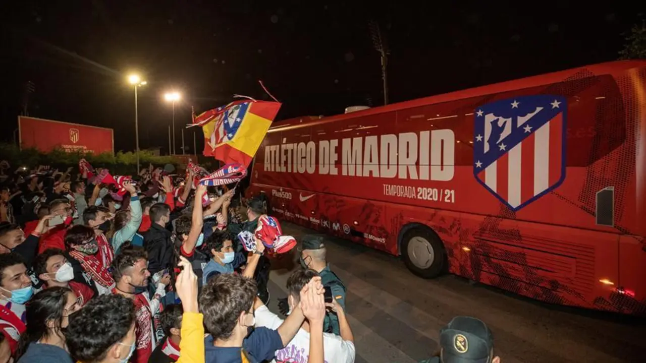 El autob&uacute;s del Atl&eacute;tico de Madrid llega esta noche a la Ciudad deportiva Wanda, en Majadahonda, tras ganar la Liga en el &uacute;ltimo partido de la competici&oacute;n en Primera Divisi&oacute;n jugado hoy s&aacute;bado en el estadio Jos&eacute; Zorrilla ante el Real Valladolid. EFE/Rodrigo Jim&eacute;nez