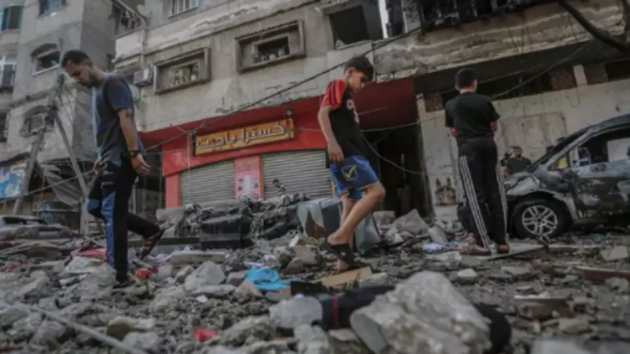 Escombros tras un bombardeo israel&iacute; en la Franja de Gaza - Mohammed Talatene/dpa