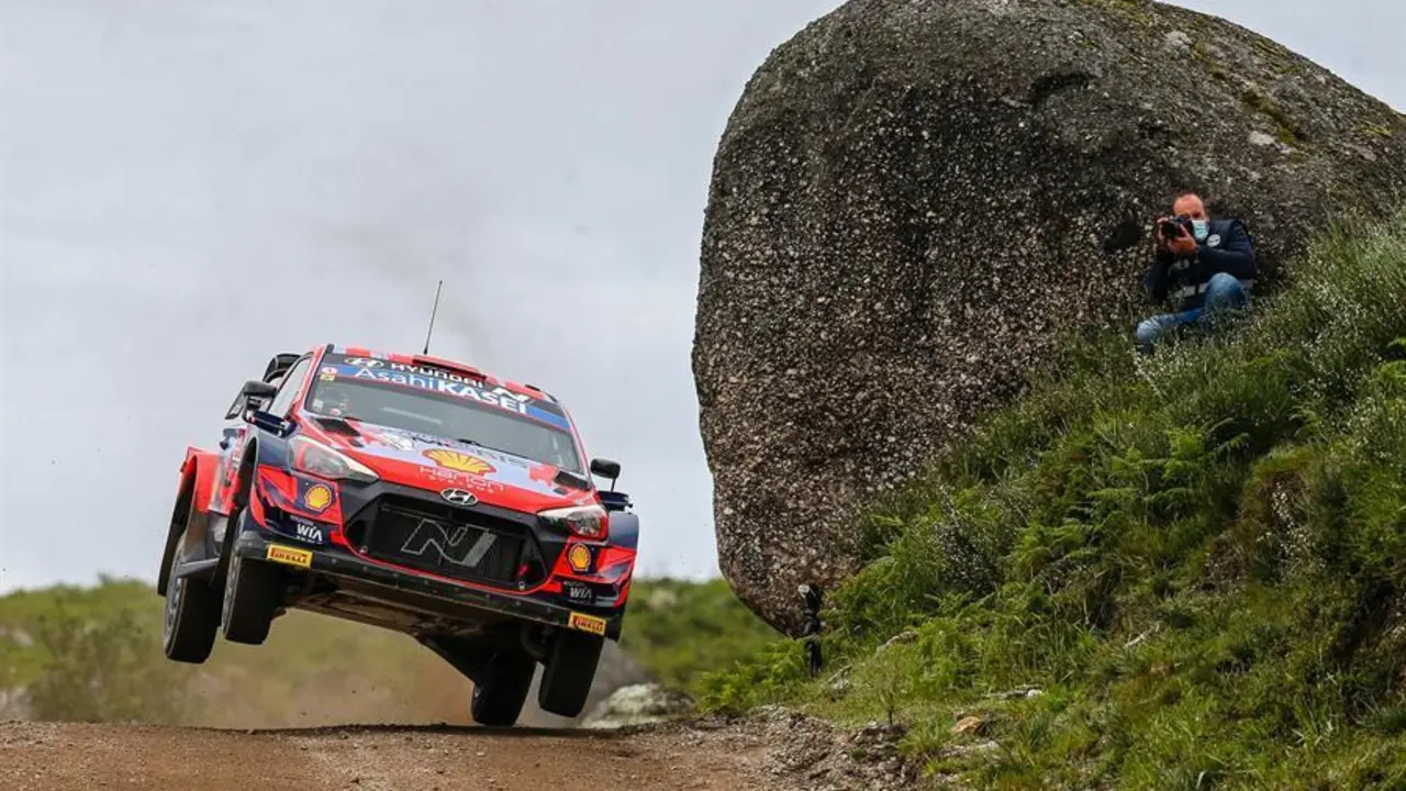 El piloto espa&ntilde;ol Dani Sordo (Hyundai i20 Coupe WRC), durante el Rally Portugal 2021 cerca de Vieira do Minho, Portugal. EFE/JOSE COELHO