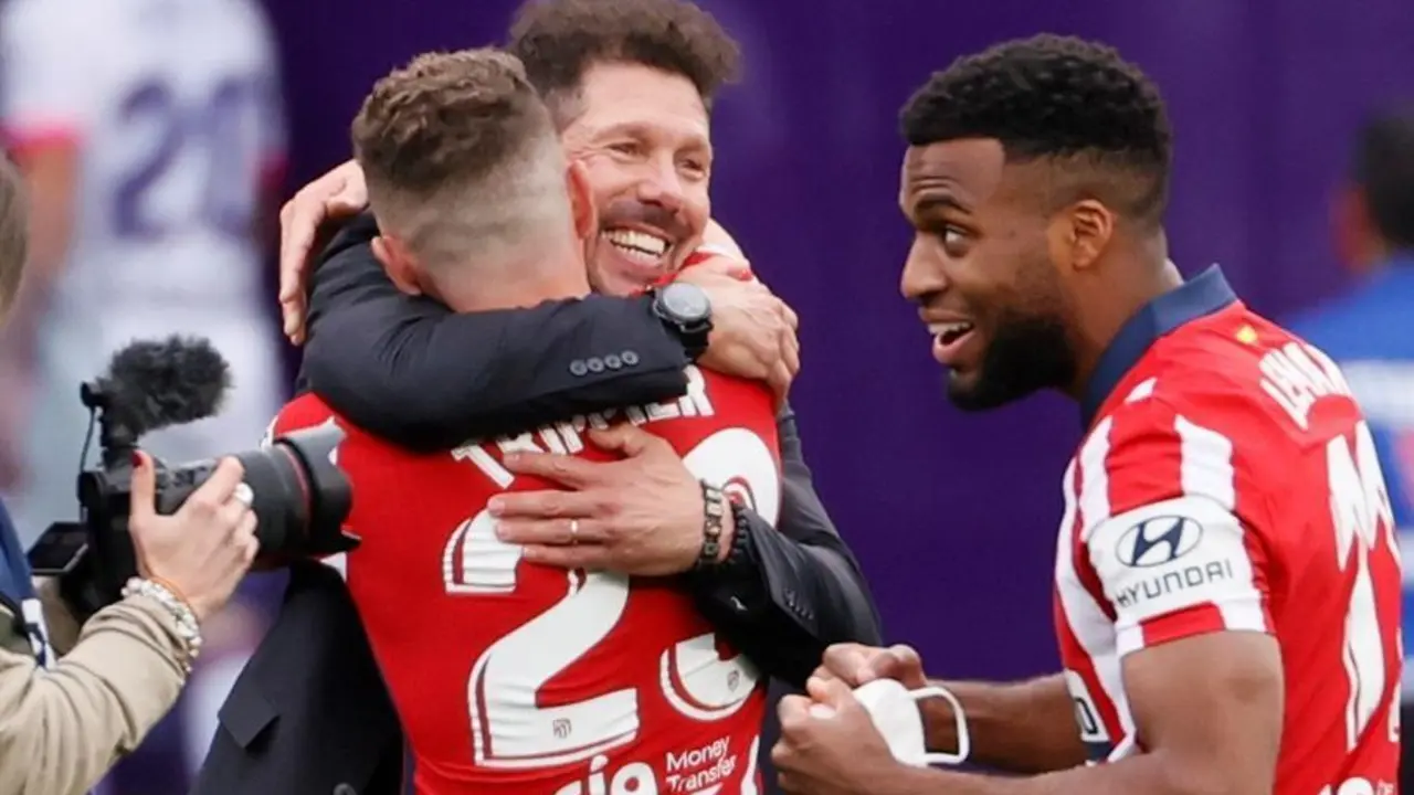 El entrenador del Atl&eacute;tico de Madrid Diego Simeone (c) celebra con el brit&aacute;nico Kieran Trippier (i) el t&iacute;tulo de Liga tras ganar al Real Valladolid por 1-2 en el &uacute;ltimo partido de LaLiga Santander que se disput&oacute; hoy s&aacute;bado en el estadio Jos&eacute; Zorrilla, en Valladolid. EFE/Ballesteros