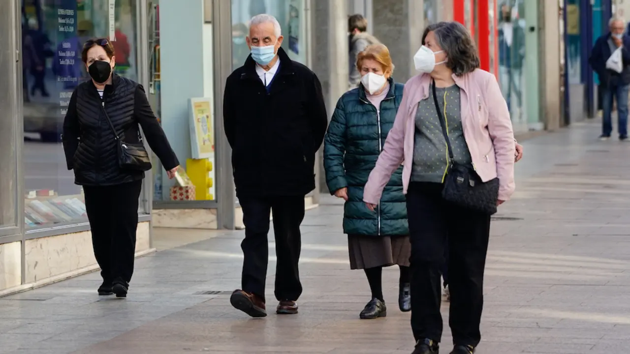 Varias personas caminan con mascarilla por el centro de Santander. / Hardy