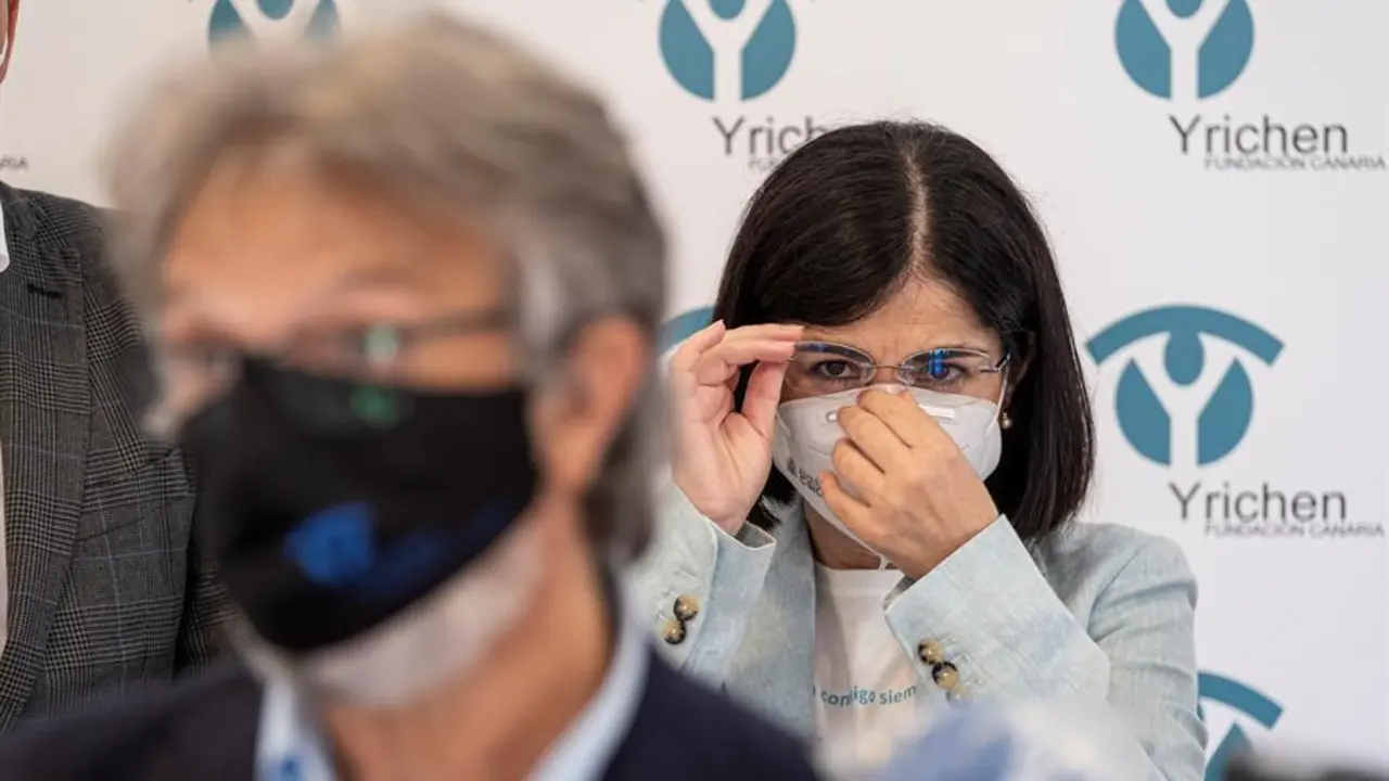 La ministra de Sanidad, Carolina Darias, escucha la intervenci&oacute;n ante los periodistas del presidente de la Fundaci&oacute;n Canaria Yrichen, Jorge Hern&aacute;ndez (i), durante la visita que realiz&oacute; este s&aacute;bado a la sede de esta organizaci&oacute;n, que desde 1989 ayuda a rehabilitarse a personas con adicciones. EFE/&Aacute;ngel Medina G.
