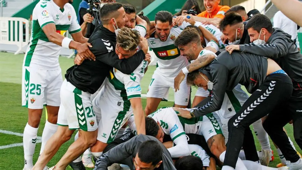 Los jugadores del Elche celebran la permanencia en Primera Divisi&oacute;n tras el &uacute;ltimo partido de Liga ante el Athletic de Bilbao jugado hoy s&aacute;bado en el estadio Mart&iacute;nez Valero. EFE/Manuel Lorenzo