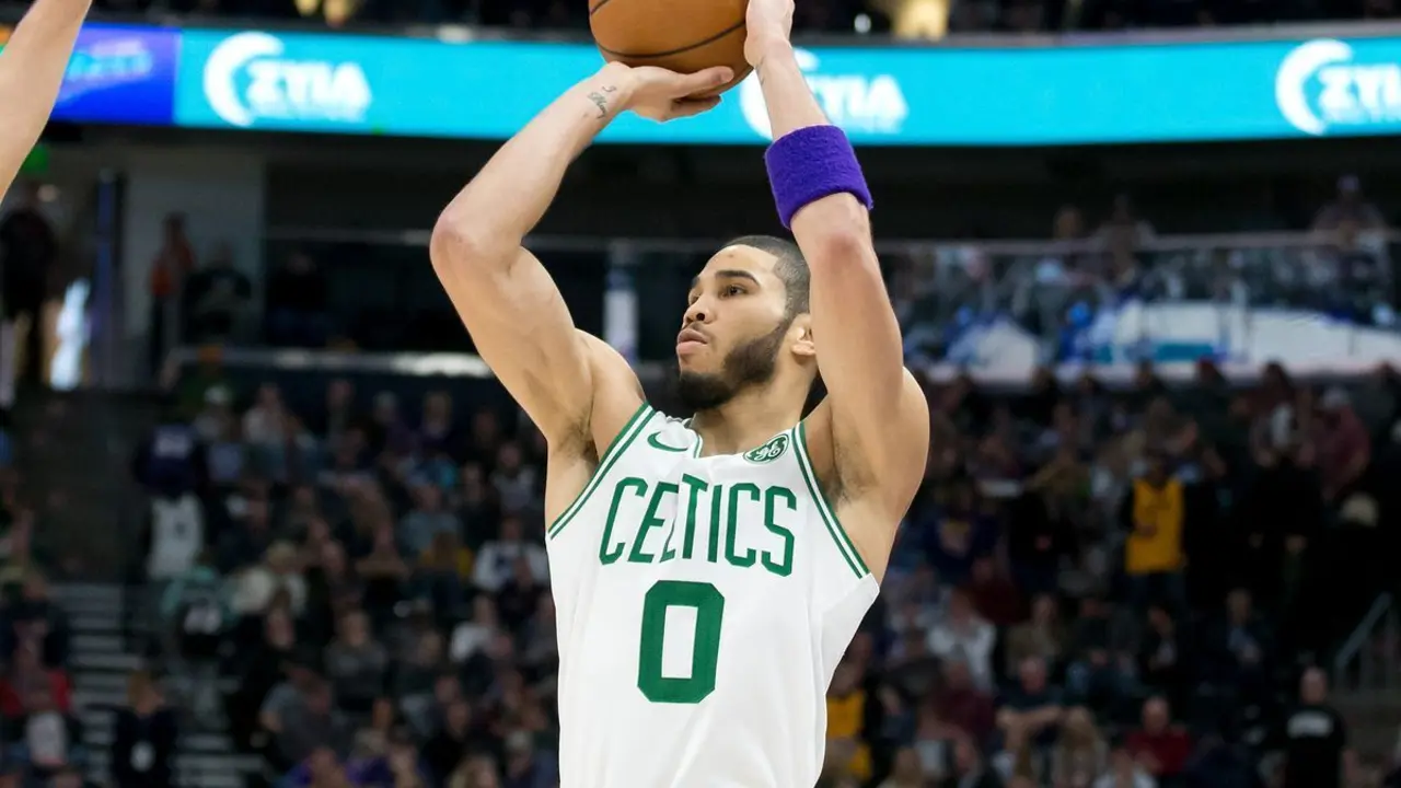 Jayson Tatum (d) de los Boston Celtics en acci&oacute;n.
