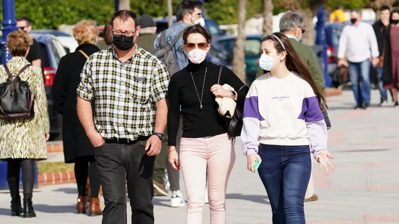 Varias personas caminan con mascarilla por las inmediaciones de la playa del Sardinero. / Hardy