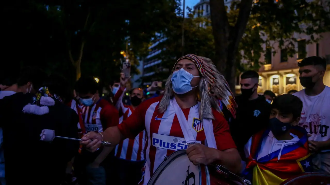 Seguidores de Atl&eacute;tico de Madrid acuden a la fuente de Neptuno de Madrid para celebrar la victoria de su equipo a pesar de las recomendaciones de no acudir para evitar la propagaci&oacute;n del coronavirus a 22 de mayo de 2021, en Madrid. 