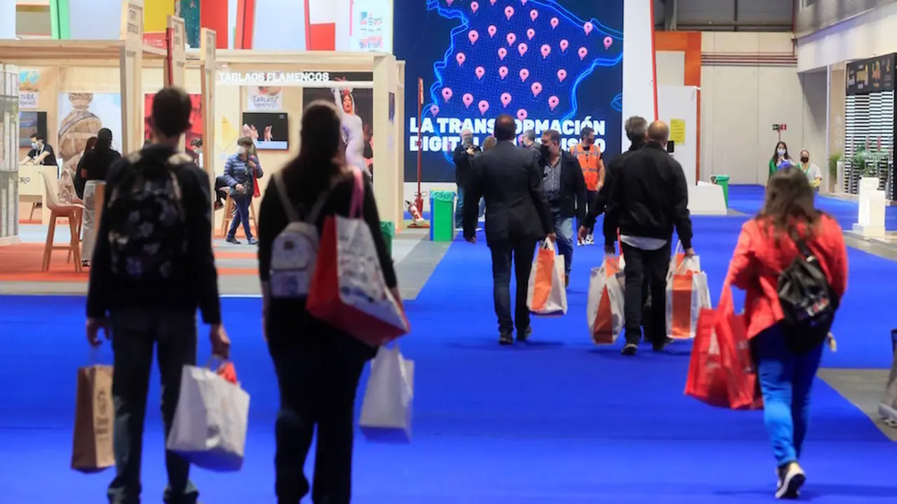Varias personas visita diferentes zonas de la Feria en la &uacute;ltima jornada de la Feria Internacional de Turismo que se celebra en Madrid. / EFE - Fernando Alvarado