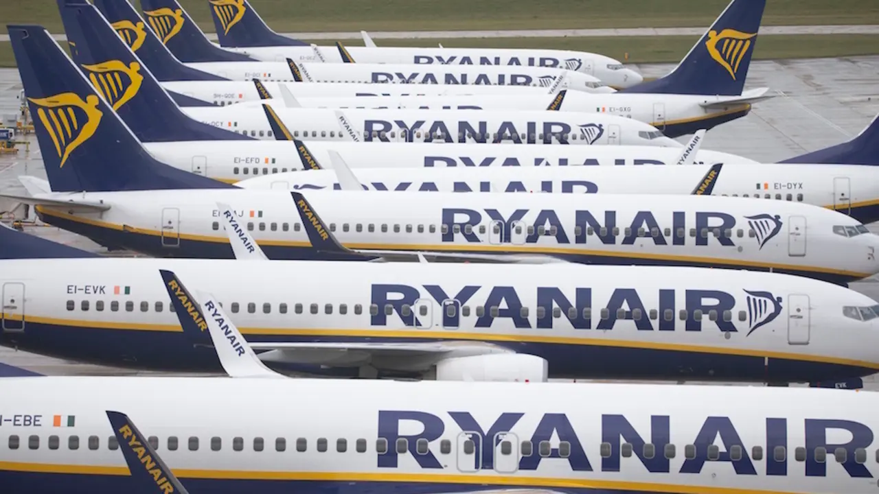 Aviones de la aerol&iacute;nea Ryanair. / E. PRESS