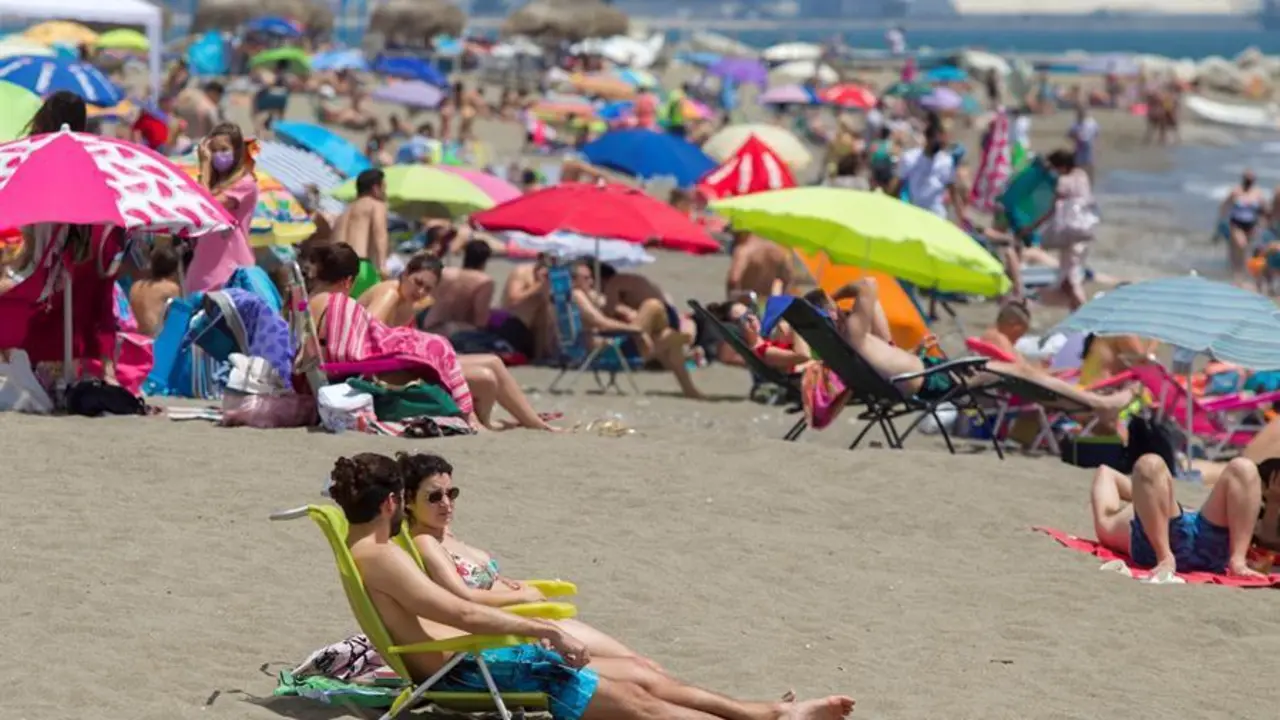 Varias personas toman el sol en la playa de Sacaba en el tercer fin de semana sin restricciones de movilidad en M&aacute;laga. Fin de semana at&iacute;pico porque con la entrada de un frente fr&iacute;o previsto para el domingo bajar&aacute;n considerablemente las temperaturas e incluso llover&aacute; en la Costa del Sol. EFE/&Aacute;lvaro Cabrera.