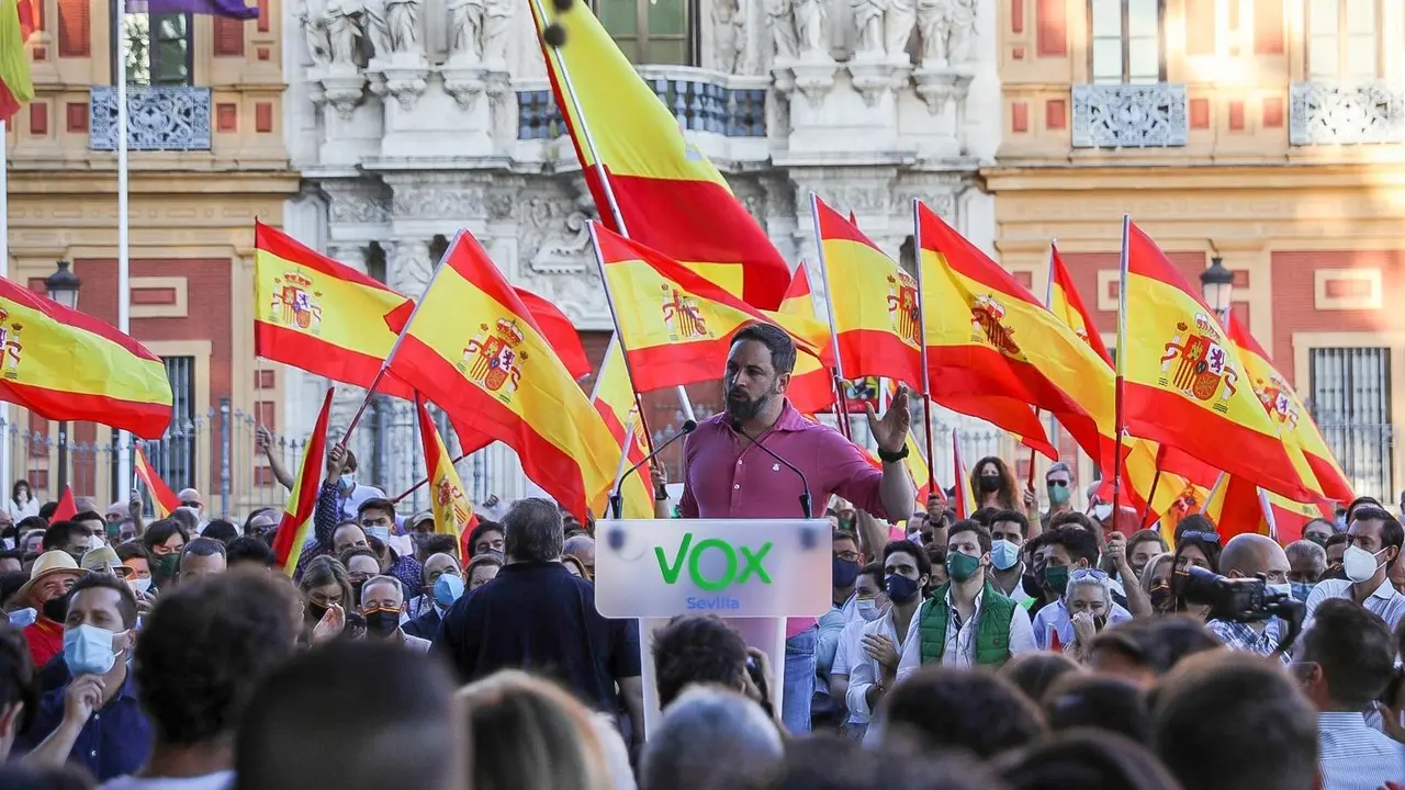 El presidente de Vox, Santiago Abascal, interviene en una concentraci&oacute;n ante el Palacio de San Telmo de Sevilla.