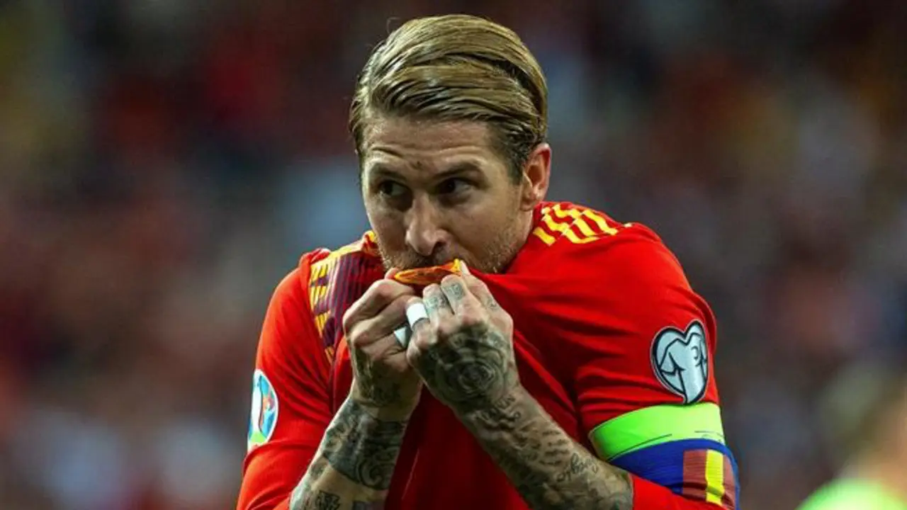 El f&uacute;tbolista Sergio Ramos celebra tras marcar gol durante un partido de clasificaci&oacute;n para la Eurocopa 2020 entre las selecciones de Espa&ntilde;a y Suecia el 10 de junio de 2019. Luis Enrique Mart&iacute;nez, seleccionador espa&ntilde;ol, prescinde del capit&aacute;n Sergio Ramos para la disputa de la Eurocopa 2020, la gran ausencia de una lista de 24 futbolistas en la que destaca el estreno de Aymeric Laporte y el regreso de C&eacute;sar Azpilicueta, Adama Traor&eacute; y Pablo Sarabia. EFE/Archivo/ Rodrigo Jim&eacute;nez