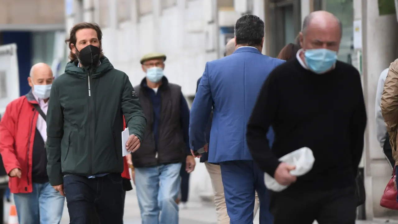 Varias personas con mascarilla caminan por el centro de Santander. / HARDY