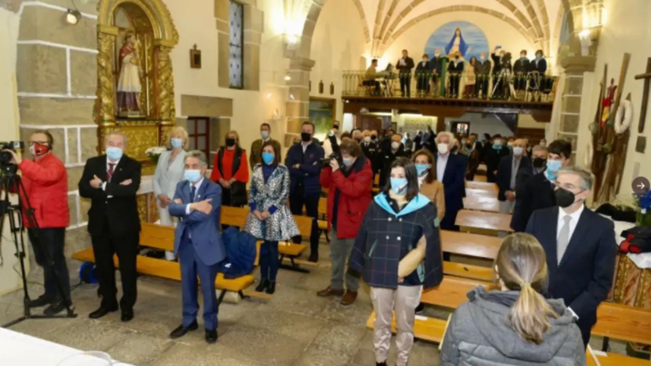 Autoridades y feligreses en la misa de la festividad de la Virgen del Mar de Santander. / ALERTA